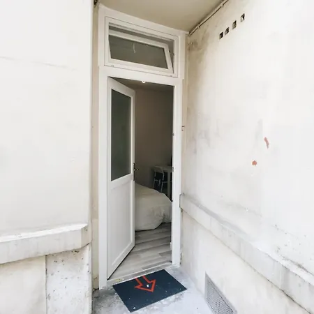 Peaceful On Courtyard - 15th